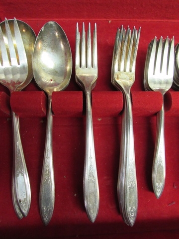 WM A ROGERS HEAVY ONEIDA FLATWARE SET WITH BOX