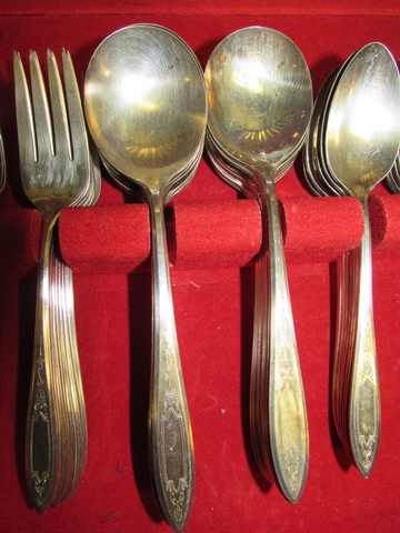 WM A ROGERS HEAVY ONEIDA FLATWARE SET WITH BOX