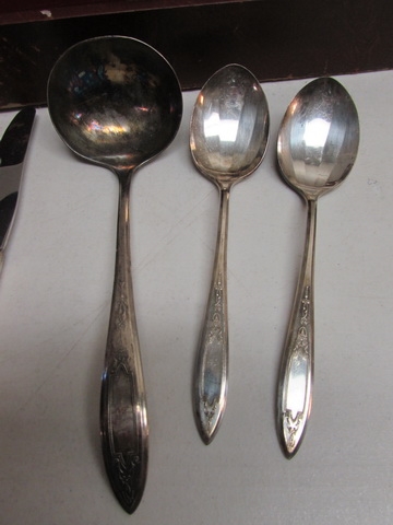 WM A ROGERS HEAVY ONEIDA FLATWARE SET WITH BOX