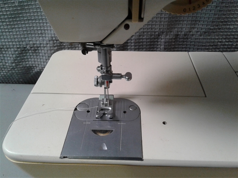 Singer Touch-Tronic 2010 Sewing Machine 