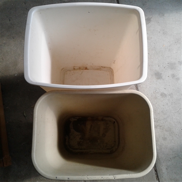 Pair of Rubbermaid 13 Gal Flip Top Garbage Cans