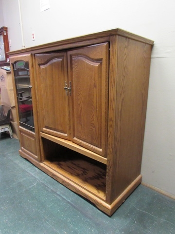 OAK MEDIA CENTER W/LEADED GLASS DOOR