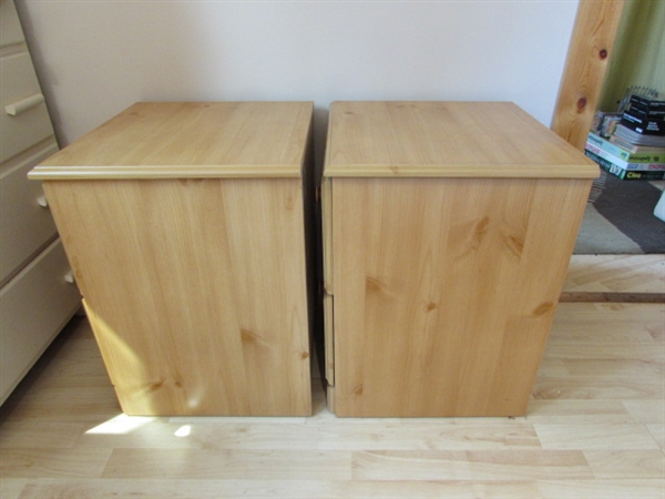 PAIR OF LIGHT WOOD SIDE/END TABLES W/DRAWERS