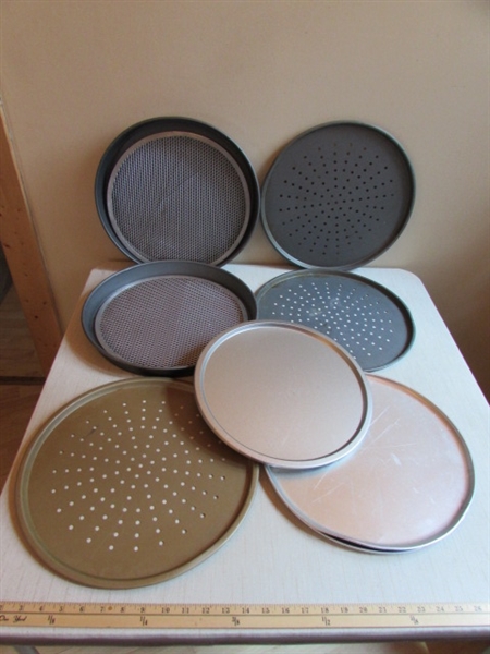 ASSORTED PIZZA PANS