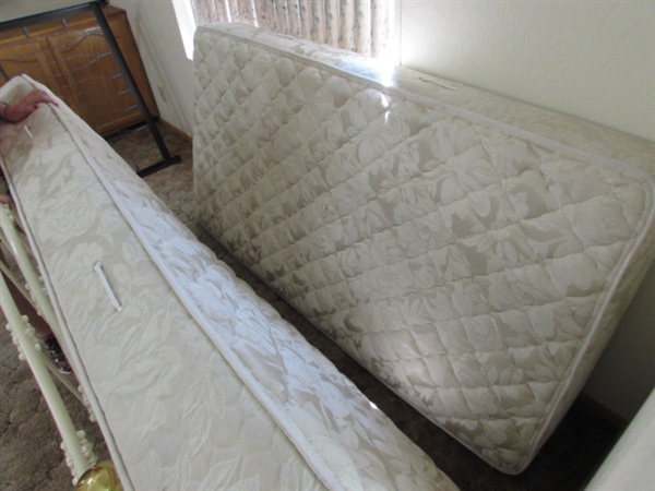 Day Bed w/2 Twin Mattresses