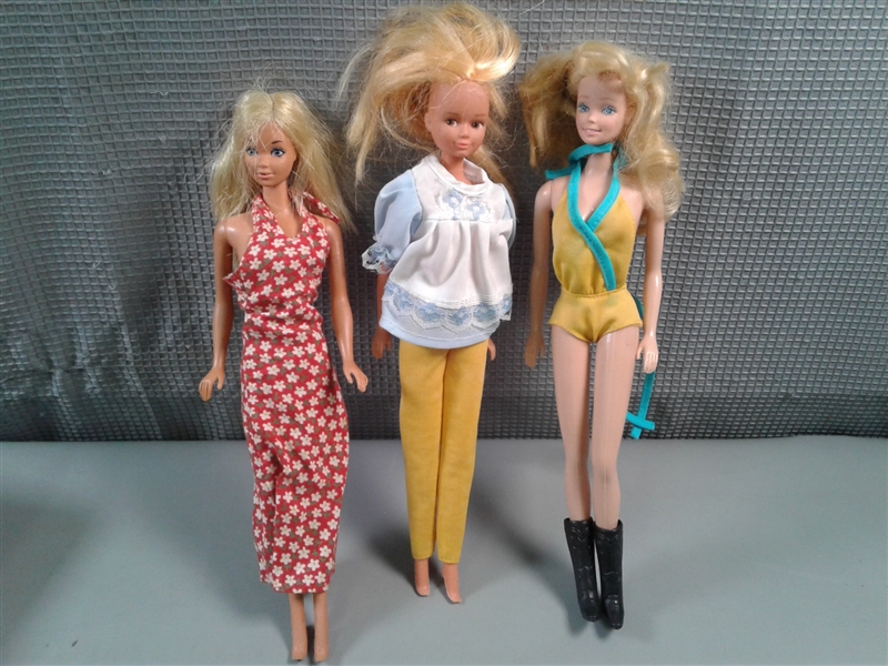 Barbie Dolls With Clothes and Carrying Case 