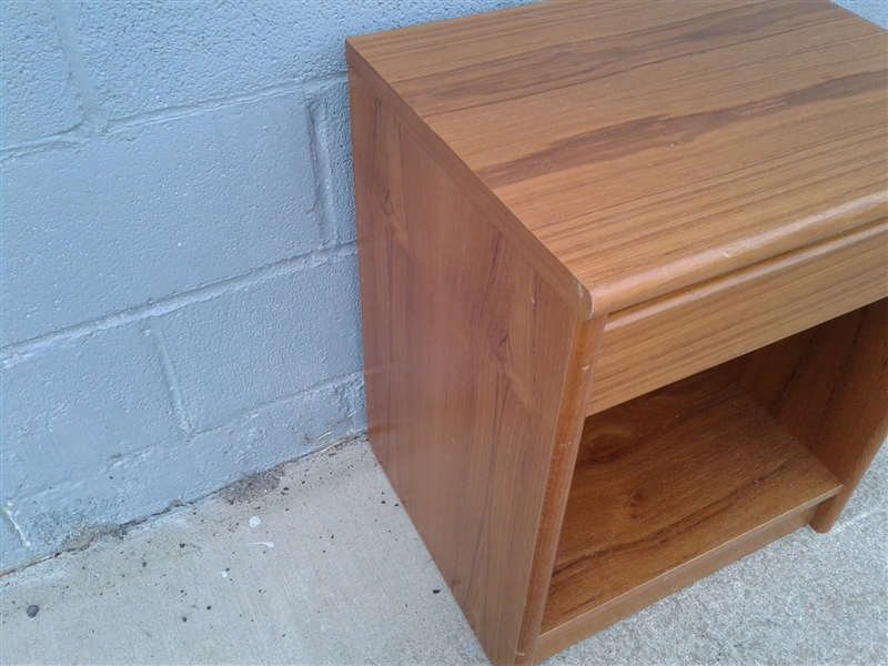 Small Side Table w/Drawer