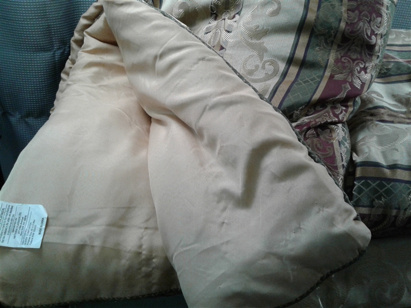 Queen Size Mainstays Comforter, Throw Pillows, & Shams
