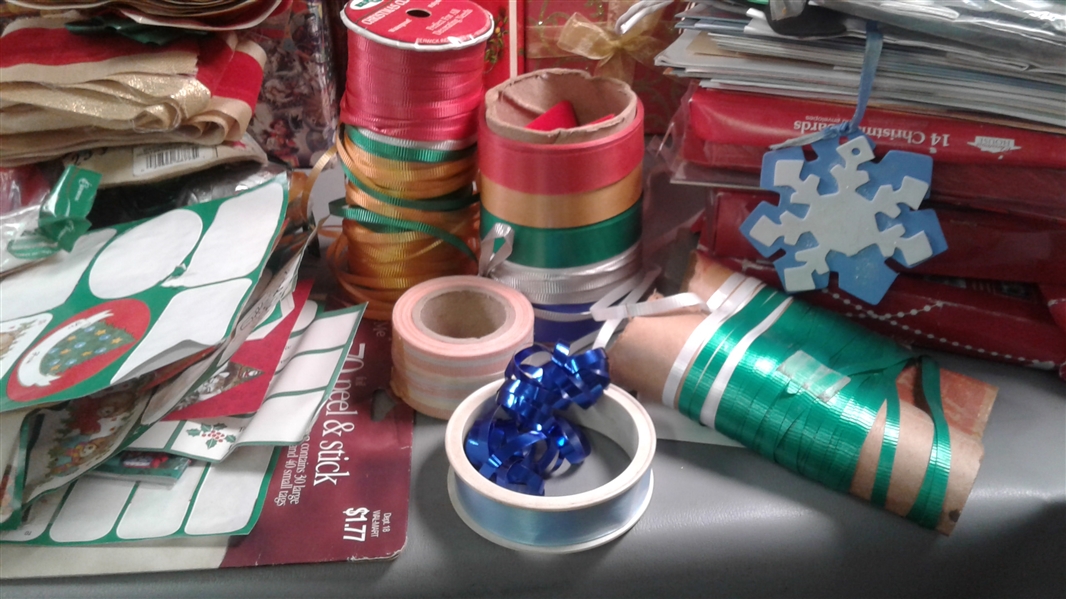 Christmas Lot- Christmas Tins, Bows, Ribbon etc. 