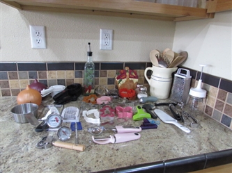 ASSORTED KITCHEN UTENSILS