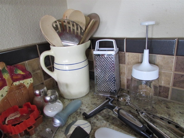 ASSORTED KITCHEN UTENSILS