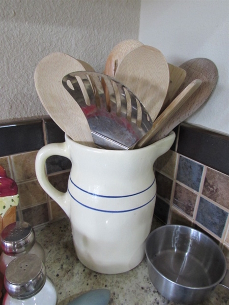 ASSORTED KITCHEN UTENSILS