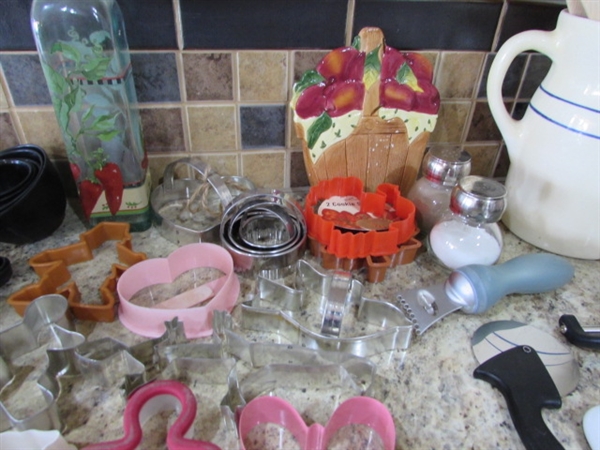 ASSORTED KITCHEN UTENSILS