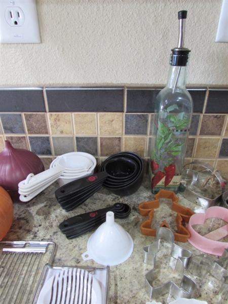 ASSORTED KITCHEN UTENSILS