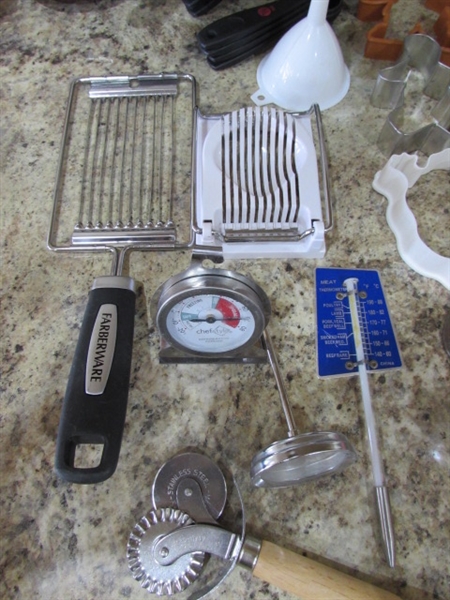 ASSORTED KITCHEN UTENSILS