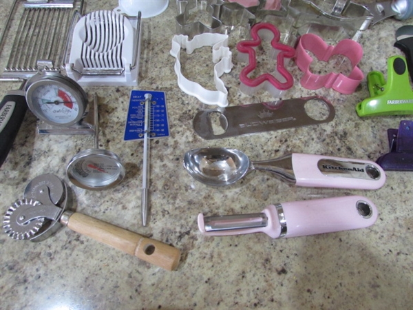 ASSORTED KITCHEN UTENSILS