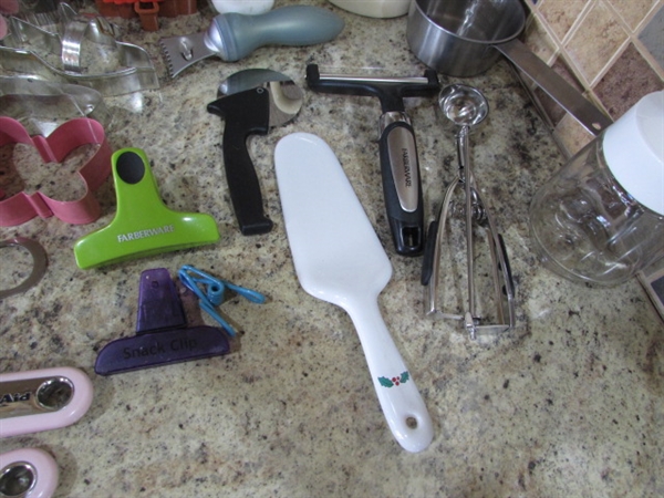 ASSORTED KITCHEN UTENSILS