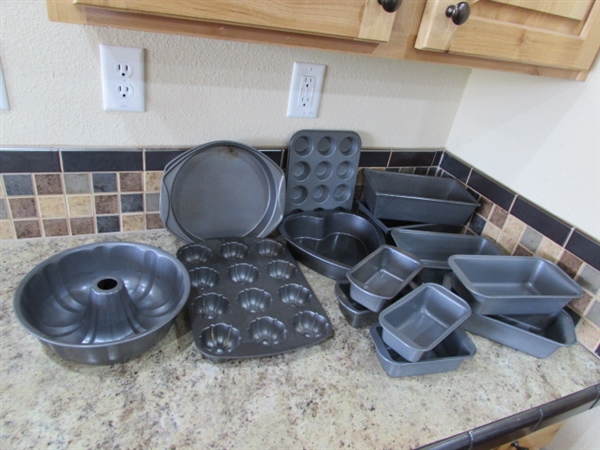 LARGE ASSORTMENT OF METAL BAKING PANS