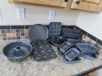 LARGE ASSORTMENT OF METAL BAKING PANS