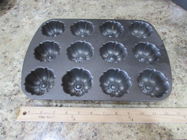 LARGE ASSORTMENT OF METAL BAKING PANS