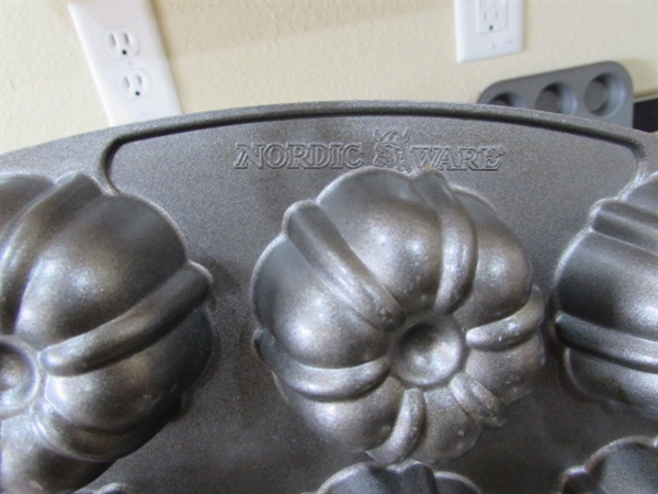 LARGE ASSORTMENT OF METAL BAKING PANS