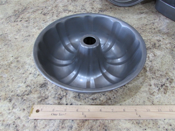 LARGE ASSORTMENT OF METAL BAKING PANS