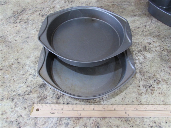 LARGE ASSORTMENT OF METAL BAKING PANS