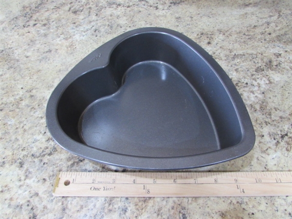 LARGE ASSORTMENT OF METAL BAKING PANS