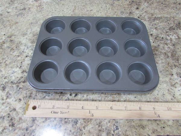 LARGE ASSORTMENT OF METAL BAKING PANS