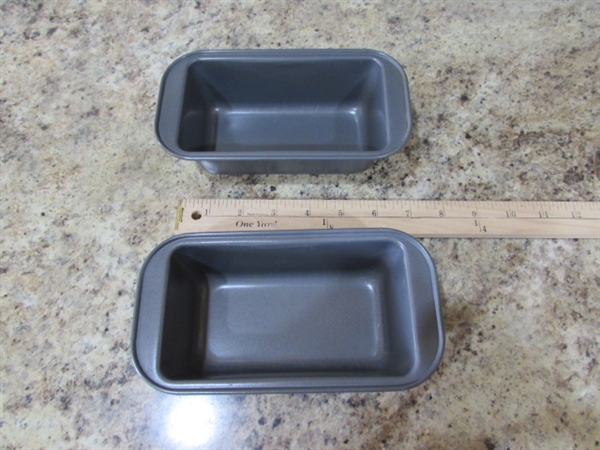 LARGE ASSORTMENT OF METAL BAKING PANS