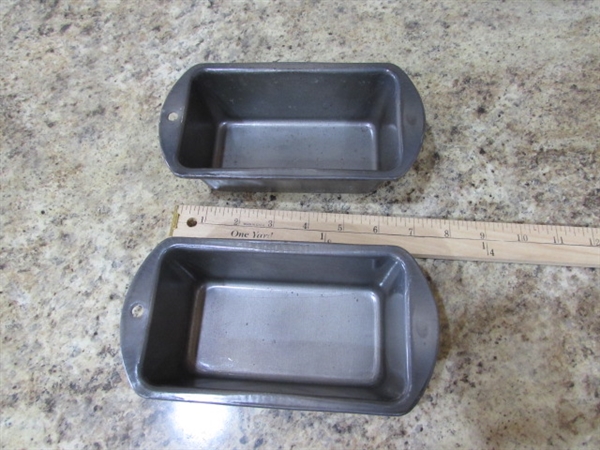 LARGE ASSORTMENT OF METAL BAKING PANS