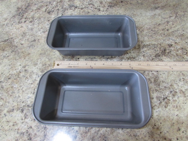 LARGE ASSORTMENT OF METAL BAKING PANS