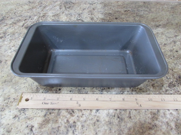 LARGE ASSORTMENT OF METAL BAKING PANS