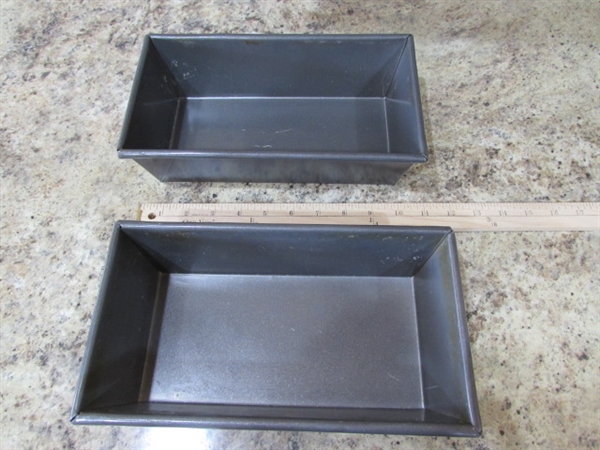 LARGE ASSORTMENT OF METAL BAKING PANS