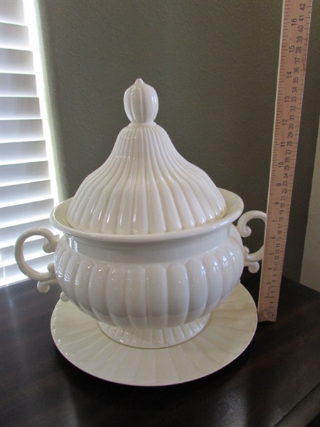 CERAMIC SOUP TUREEN WITH LADLE & UNDERPLATE