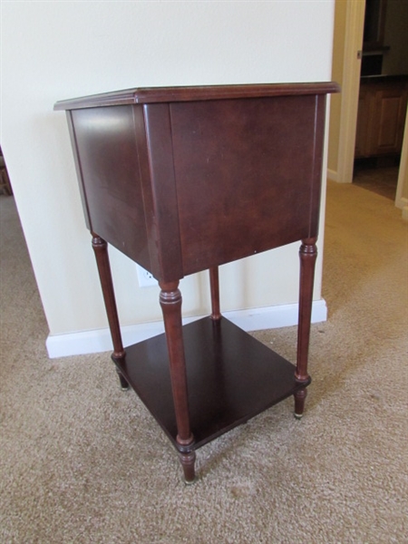 ACCENT TABLE WITH LAMP