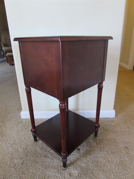 ACCENT TABLE WITH LAMP