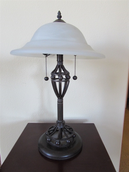 METAL BASE TABLE LAMP