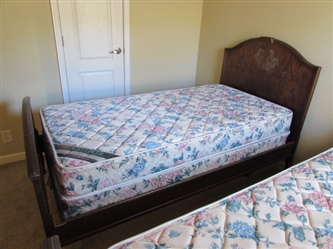 ANTIQUE MAHOGANY TWIN BED WITH MATTRESS/BOX SPRING