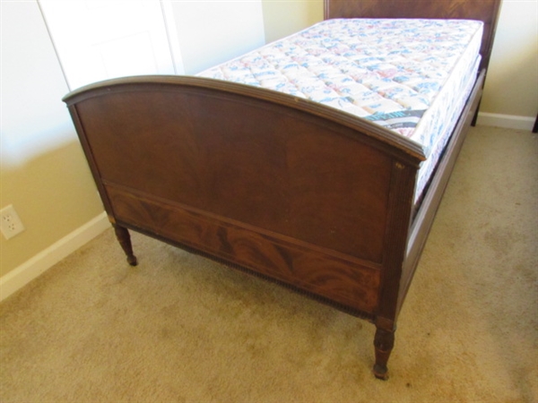 ANTIQUE MAHOGANY TWIN BED WITH MATTRESS/BOX SPRING