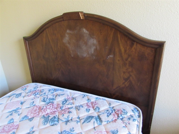 ANTIQUE MAHOGANY TWIN BED WITH MATTRESS/BOX SPRING