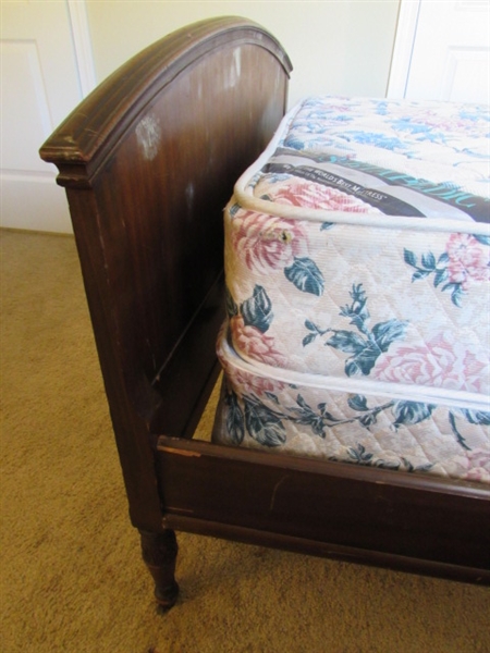 ANTIQUE MAHOGANY TWIN BED WITH MATTRESS/BOX SPRING