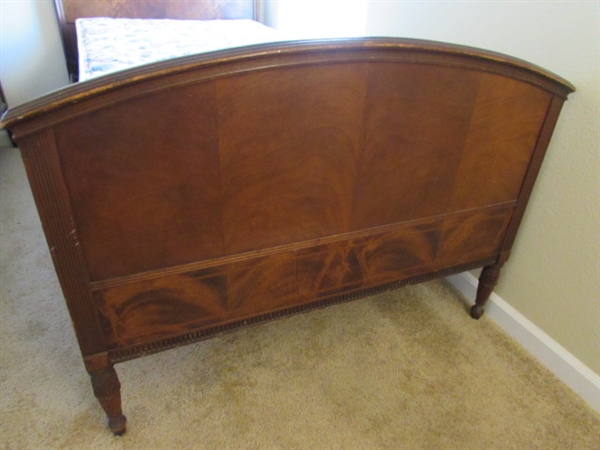 ANTIQUE MAHOGANY TWIN BED WITH MATTRESS/BOX SPRING