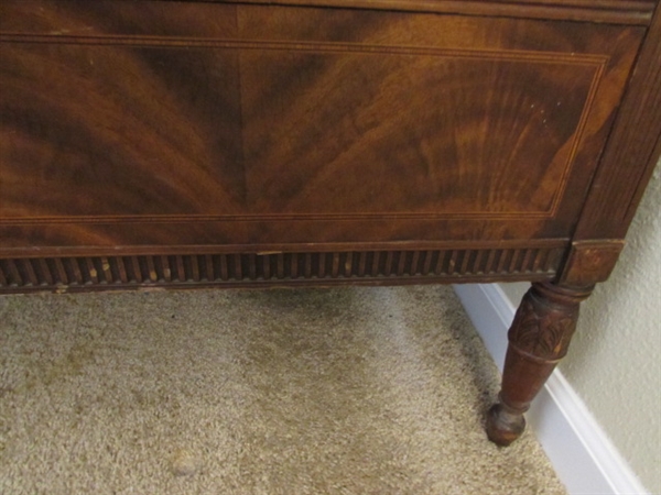 ANTIQUE MAHOGANY TWIN BED WITH MATTRESS/BOX SPRING