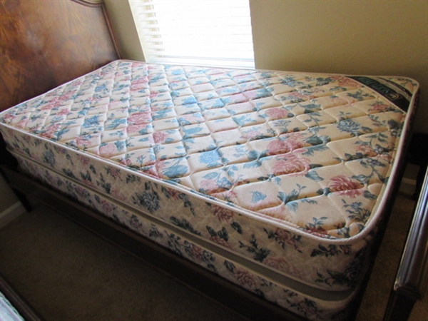 ANTIQUE MAHOGANY TWIN BED WITH MATTRESS/BOX SPRING