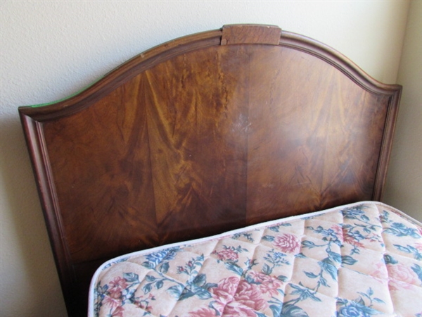 ANTIQUE MAHOGANY TWIN BED WITH MATTRESS/BOX SPRING