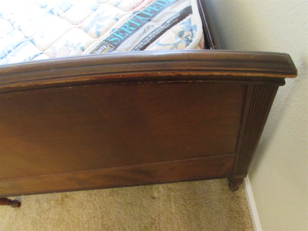 ANTIQUE MAHOGANY TWIN BED WITH MATTRESS/BOX SPRING