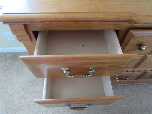 8 DRAWER DRESSER W/ 3 PANEL FOLDING MIRROR