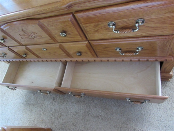 8 DRAWER DRESSER W/ 3 PANEL FOLDING MIRROR