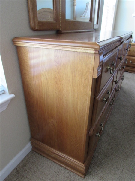 8 DRAWER DRESSER W/ 3 PANEL FOLDING MIRROR